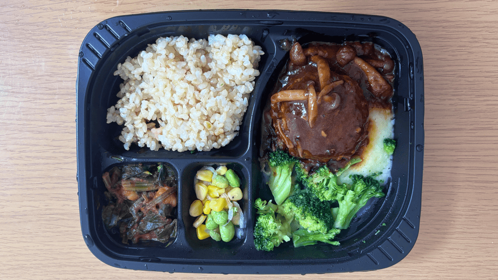 筋肉食堂DELIの赤ワイン香るきのこのデミグラスソースと肉厚ビーフハンバーグ
