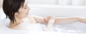 入浴中に顔が乾燥するのはなぜ？その原因とできる対策を5つ紹介