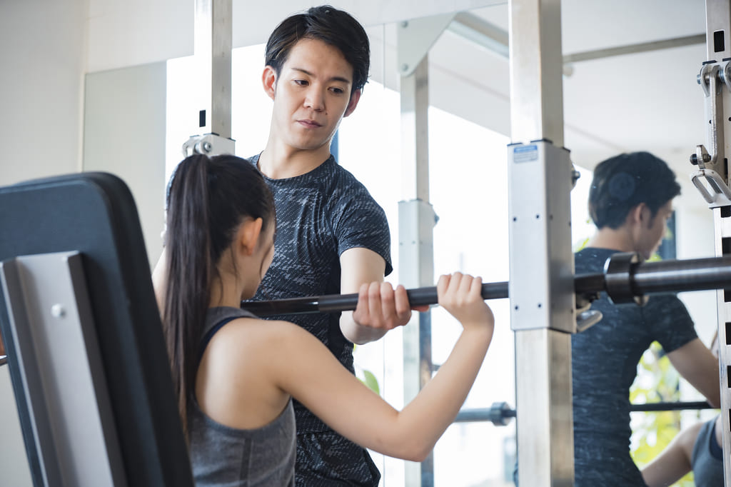 女性に指導する男性トレーナー