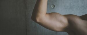上腕二頭筋は道具なしでも鍛えられる？自重最強のトレーニングも紹介