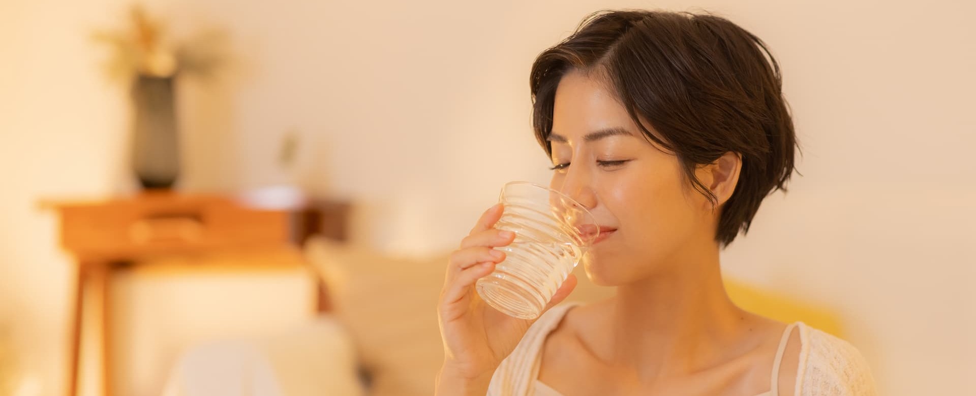 寝る前に水をどれくらい摂取するべき？目安量を把握して快適な睡眠を