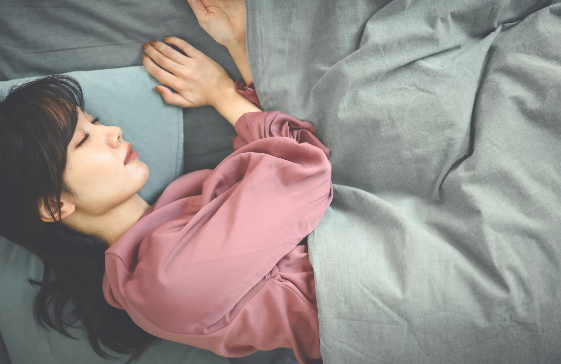 一番疲れがとれる寝方はうつ伏せ？仰向け？理想の寝姿勢を解説｜HAPPINESS! magazine(ハピネスマガジン)