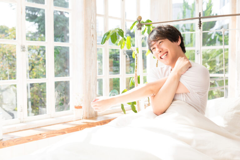 一番疲れがとれる寝方はうつ伏せ？仰向け？理想の寝姿勢を解説｜HAPPINESS! magazine(ハピネスマガジン)