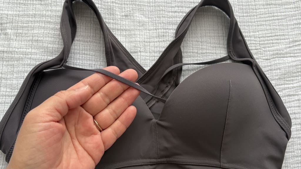 アガリズムアップミースタイリングブラ 背中ホールド感