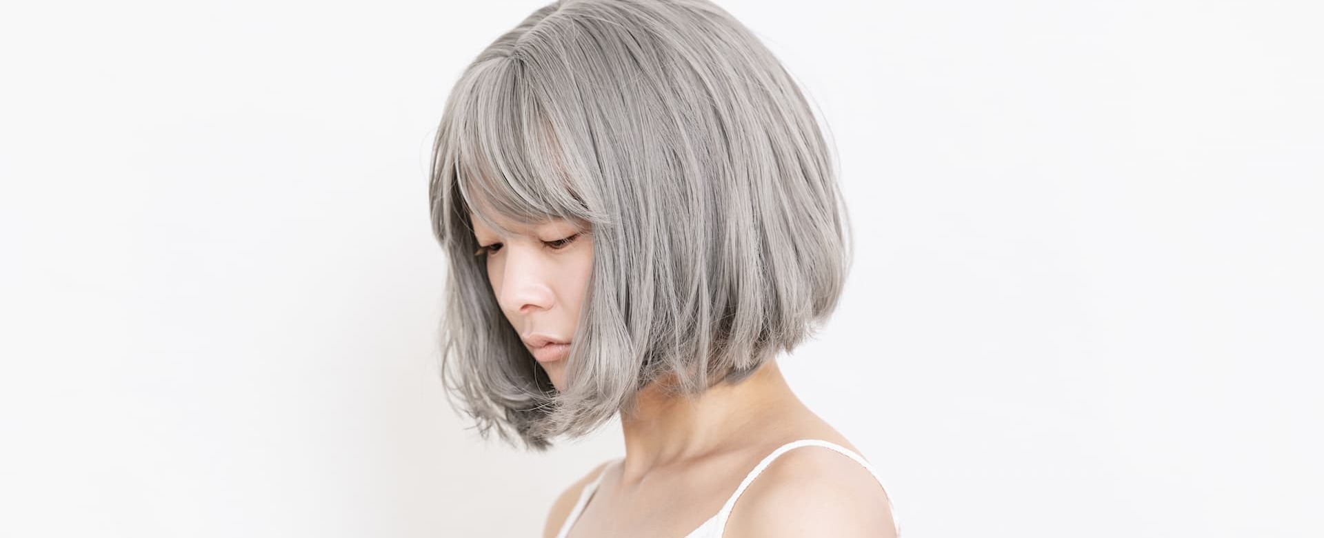 白髪にブリーチするとどうなる?メリット・デメリットとおすすめカラー・ケア方法