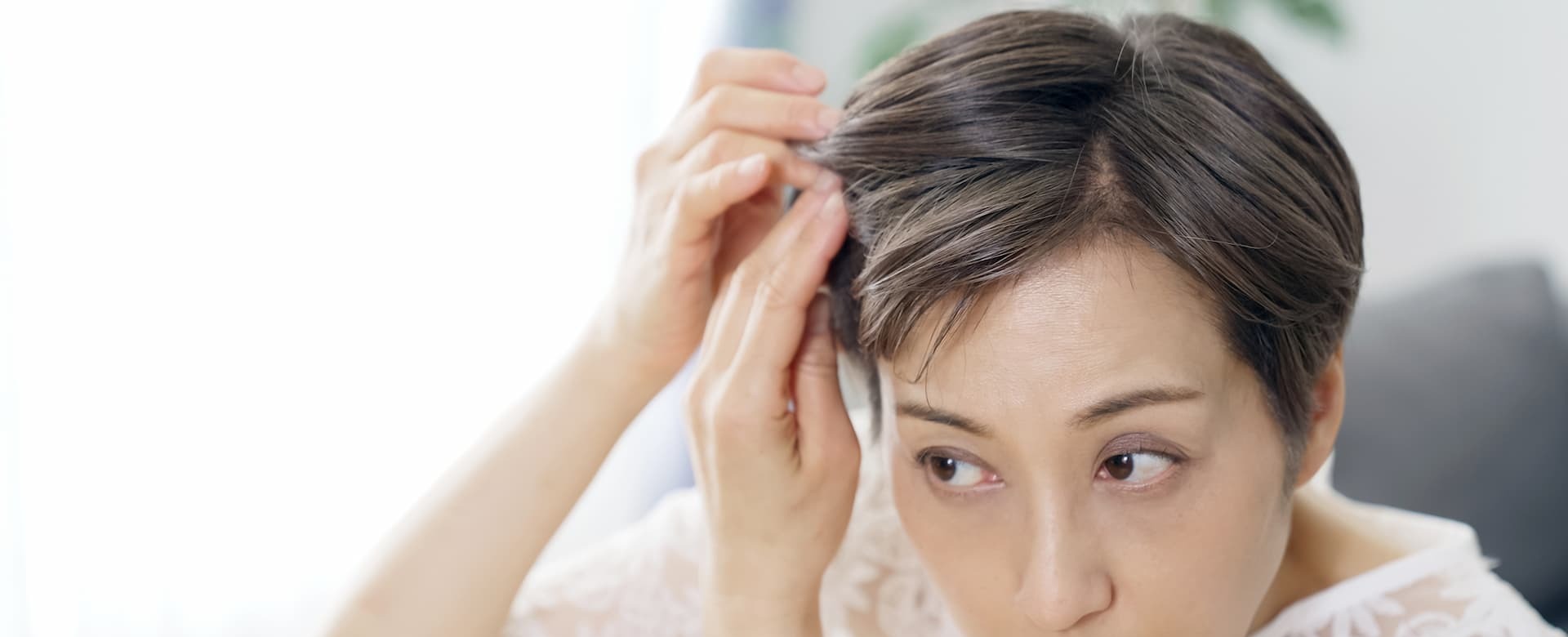 白髪にブリーチするとどうなる?メリット・デメリットとおすすめカラー・ケア方法