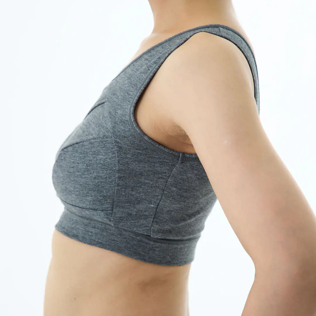 ナイトブラ着用横姿