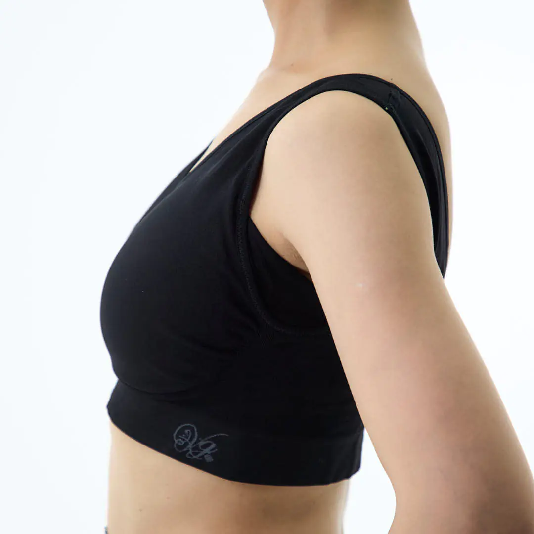 ナイトブラ着用横姿