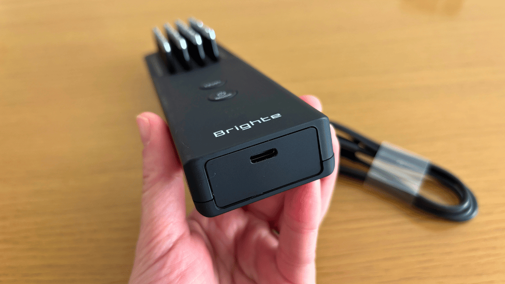 エレキブラシ　商品充電口