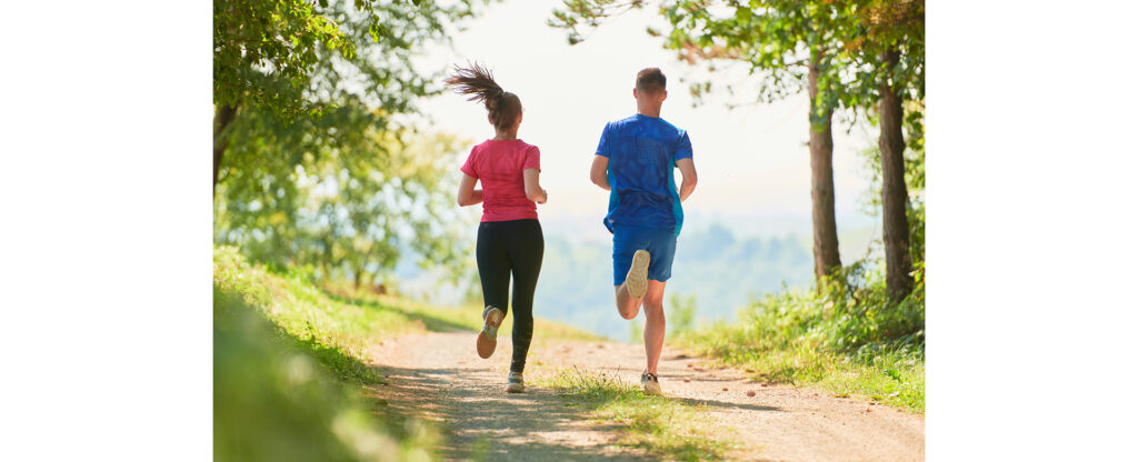 一定のリズムを刻みながら走ることで心身ともにリラックスでき、ダイエットやデトックス効果が期待できるランニング