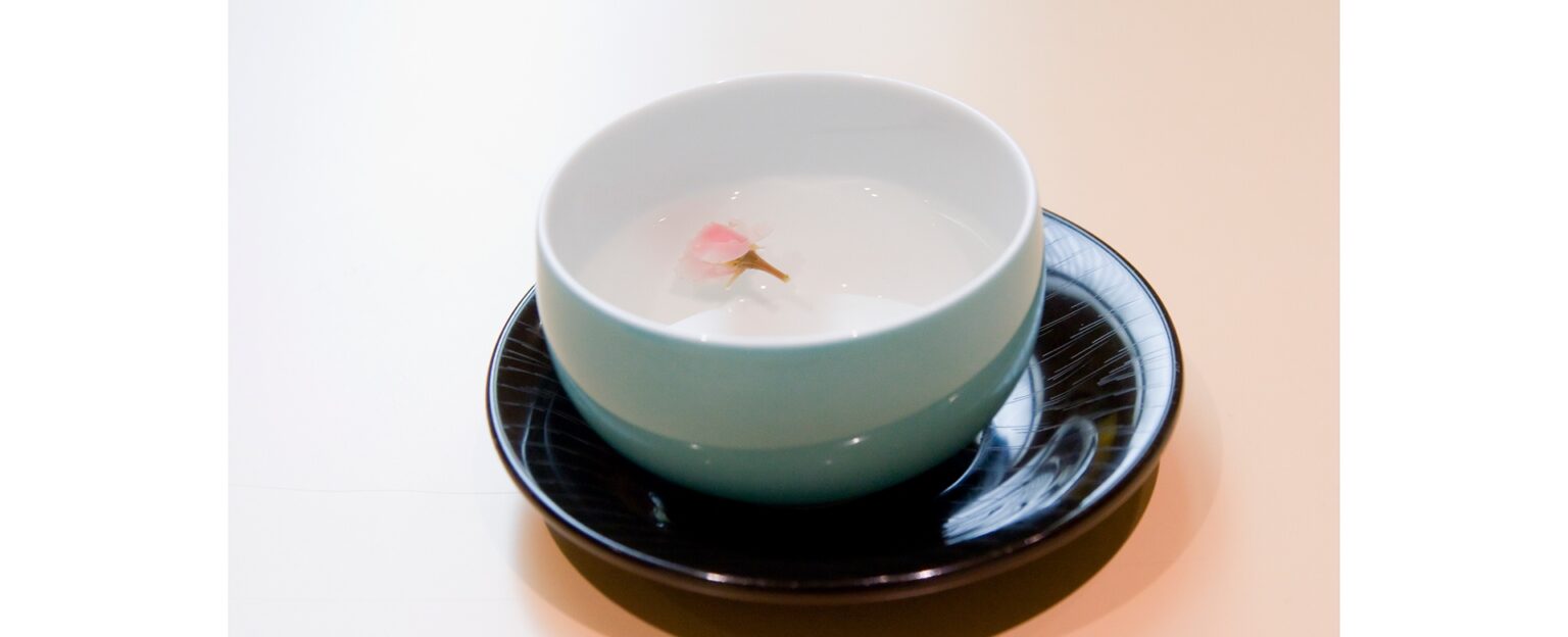 白湯(さゆ)って本当に体にいいの?正しい作り方&毎朝おいしく飲める白湯アレンジ4選|HAPPINESS! magazine(ハピネスマガジン)