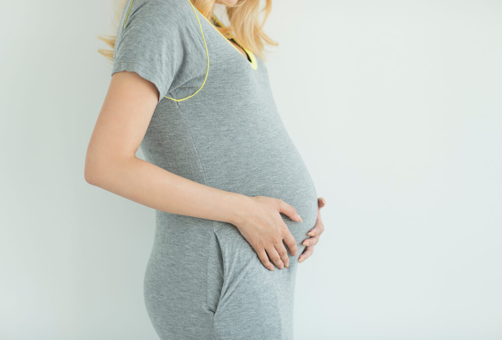 骨盤底筋をはじめとする筋肉量の低下、生殖器の位置や妊娠・出産などが骨盤トラブルが生じやすい原因