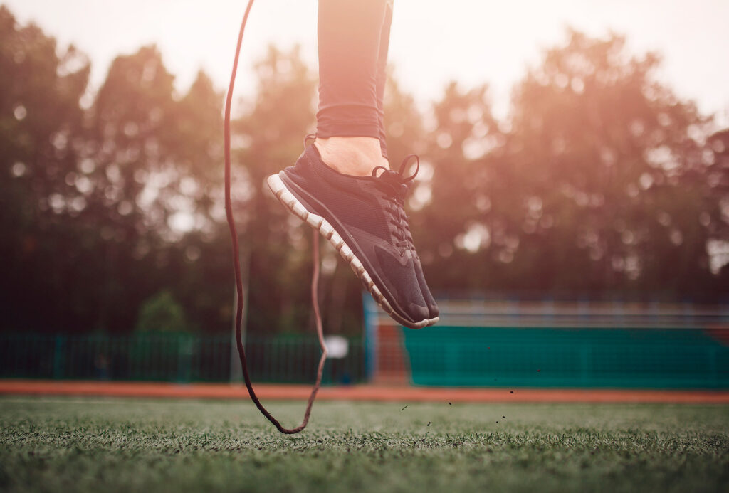 短時間の運動でも効率良く多くのエネルギーを消費できるダイエット効果の高い縄跳び