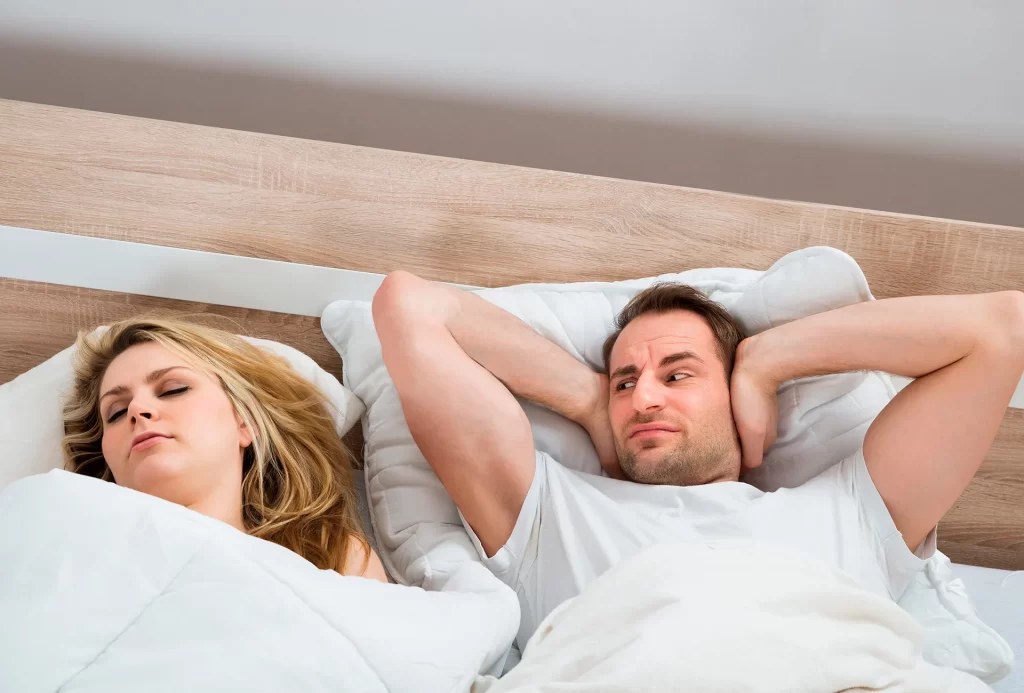眠っているときは喉まわりの筋肉が緩んでしまうため、就寝中は余計に咽頭が狭くなる