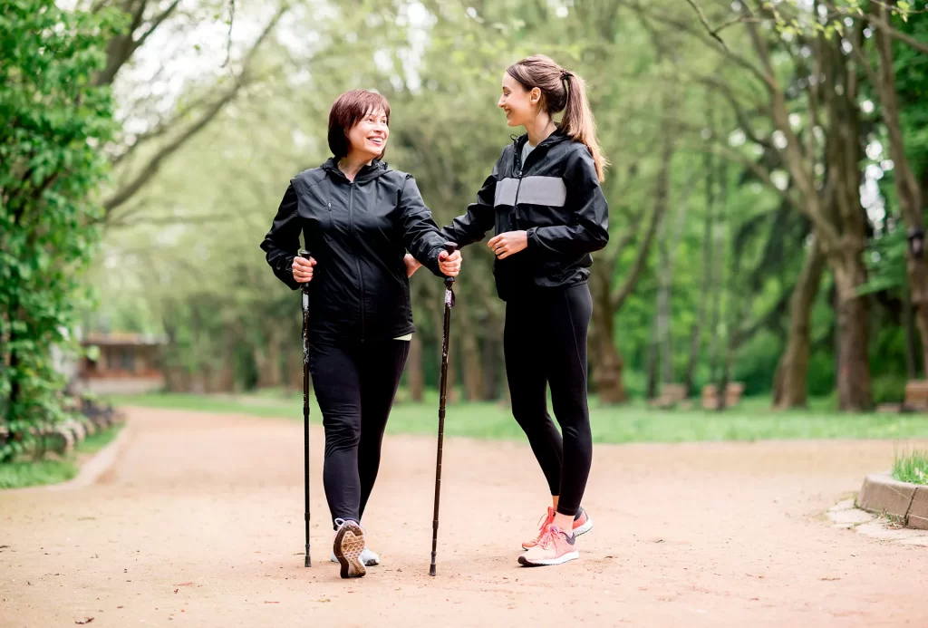 歩き方を見直すと、歩行に必要な筋力が十分について痛みの軽減が可能