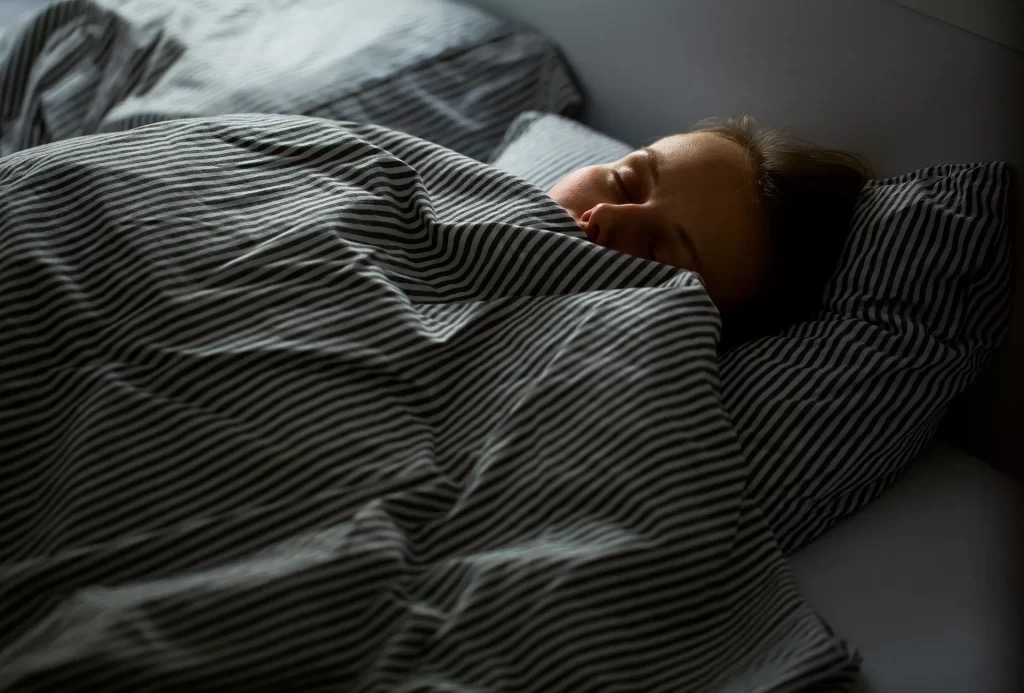 睡眠前に心身の疲れを癒すリラックス法を取り入れる
