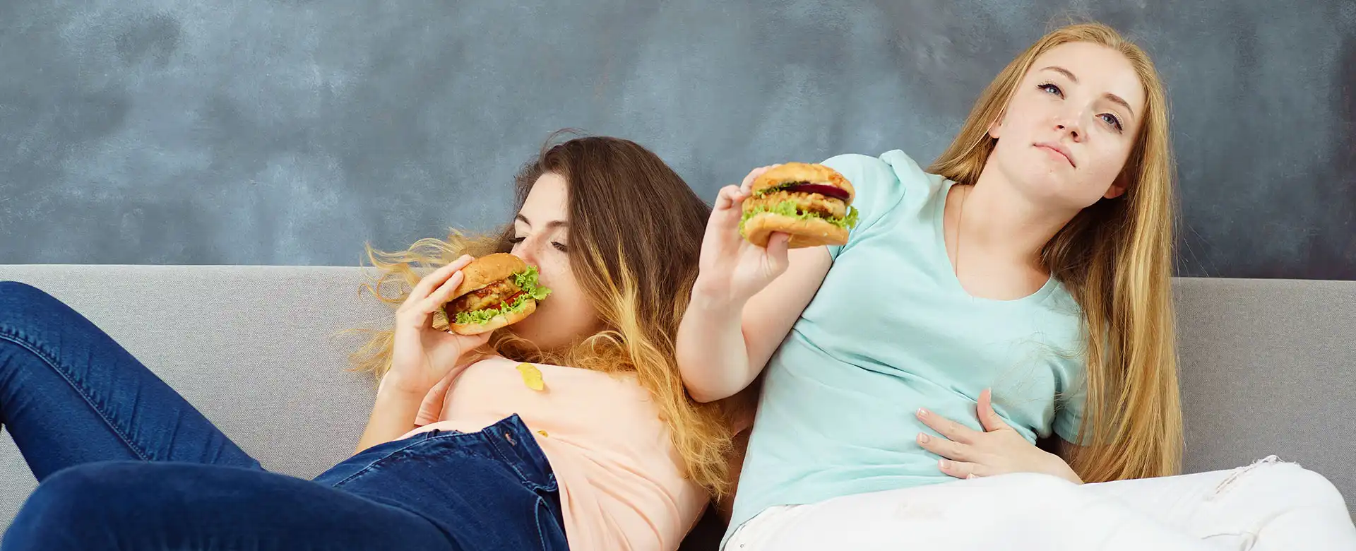 生理前過食で食欲が止まらない。胃腸を整えるおすすめポーズとストレッチ｜torcia magazine(トルチャ マガジン)